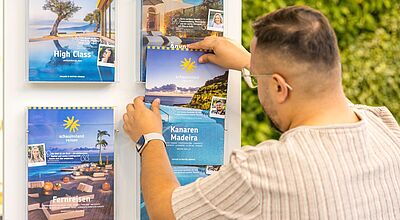 Auf den neuen Katalogen sind erneut Mitarbeitende von Schauinsland-Reisen abgebildet