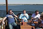 Nur scheinbar voll entspannt: FTI- Manager Richard Reindl (am Telefon) und rechts neben ihm Ralph Schiller auf dem Nil