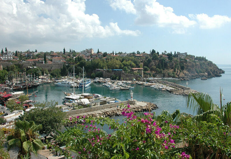 Mit Alltours und touristik aktuell können Sie bald am Hafen von Antalya entlang bummeln