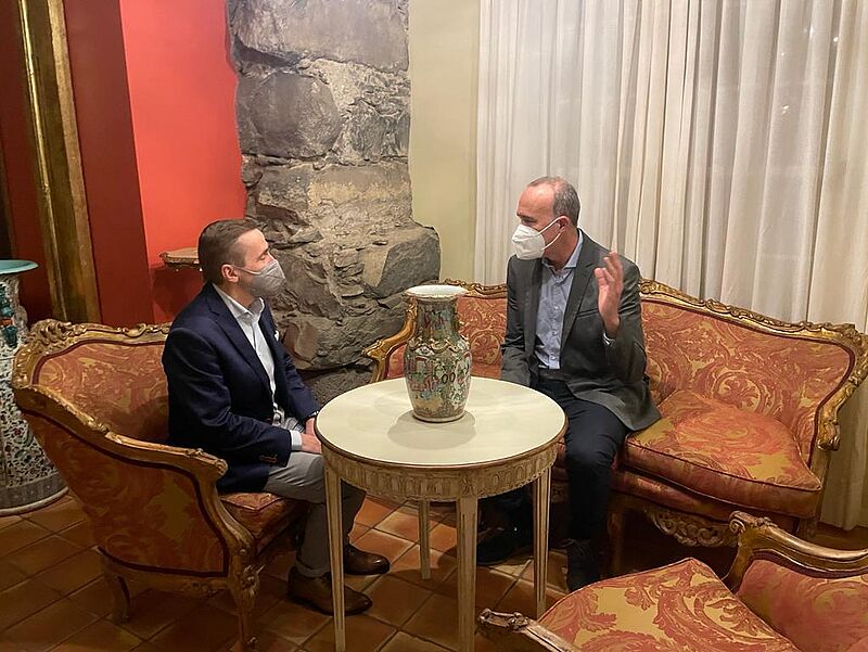 Thomas Bösl (links) im Gespräch mit Raul Camacho, Tourismusminister von La Palma