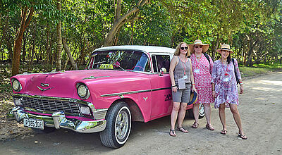 Oldtimer-Fotos gehören zu einer Kuba-Reise dazu: Melanie Baxmann (Reisebüro Robertz, Jülich, links), Nina Berner (Reisebüros Phillips, Bergen) und Gabriele Ried (DER Touristik, Regensburg) und ihr Oldtimer-Foto