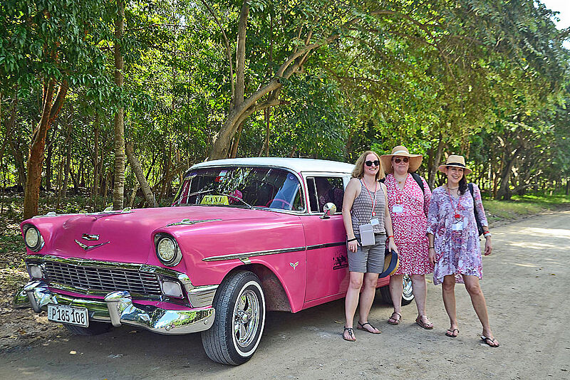 Oldtimer-Fotos gehören zu einer Kuba-Reise dazu: Melanie Baxmann (Reisebüro Robertz, Jülich, links), Nina Berner (Reisebüros Phillips, Bergen) und Gabriele Ried (DER Touristik, Regensburg) und ihr Oldtimer-Foto