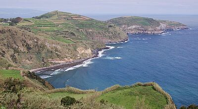 Blick über eine zerklüftete Küste auf der Azoreninsel Sao Miguel