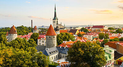 Blick auf die Altstadt von Tallinn mit mittelalterlichen Türmen