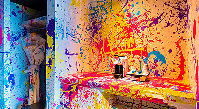 Bunt präsentiert sich der Eingangsbereich eines Zimmers im neuen Nhow Brussels Bloom