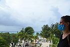 Zimmer im Sandals Barbados mit direktem Meerblick: Stefanie Wacker (Hochzeit auf Reisen, Oberstdorf) auf dem Balkon