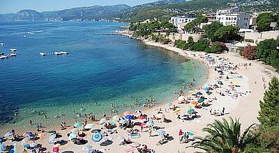 Bella Italia - hier eine Bucht auf Sardinien - stand bei deutschen Urlaubern im Sommer 2009 hoch im Kurs.