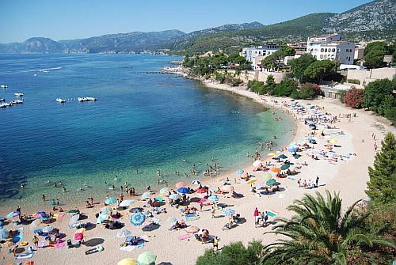 Bella Italia - hier eine Bucht auf Sardinien - stand bei deutschen Urlaubern im Sommer 2009 hoch im Kurs.