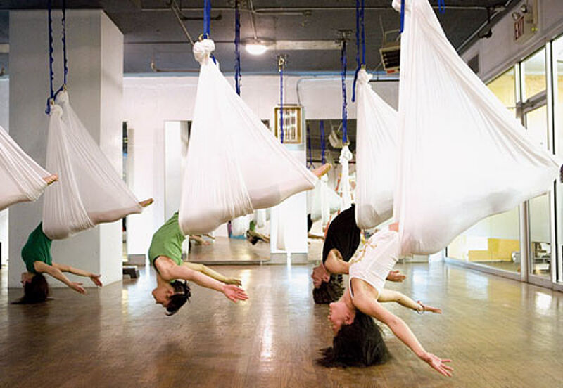 Fledermausähnliche Menschen oder menschliche Fledermäuse – das ist die Frage bei Antigravity Yoga