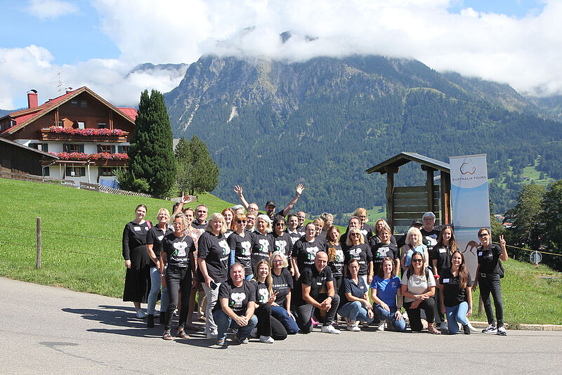 Reisegruppe vor Wiese im Allgäu