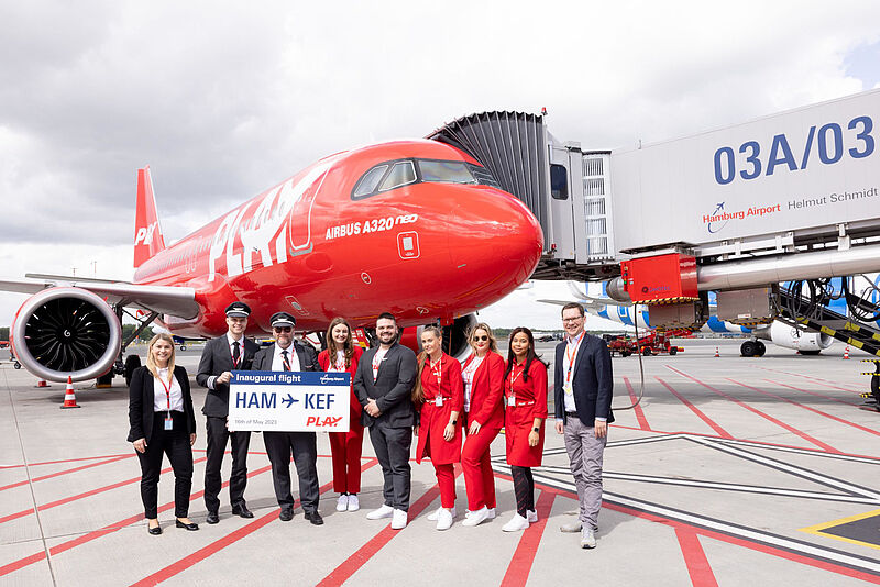 Billigflieger Play beim Start in Hamburg im Frühjahr 2023: Bleiben die deutschen Strecken erhalten? Ein Flugzeug der Airline Play mit Bordcrew am Flughafen Hamburg