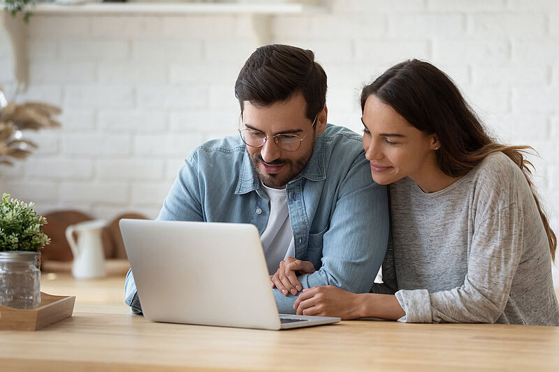 Viele Kunden sind bereit, online zu suchen und im Reisebüro zu buchen. Umso besser, wenn das Reisebüro online präsent ist. Foto: fizkes/istockphoto