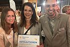 Gewann einen Schauinsland-Gutschein für einen einwöchigen Hotelaufenthalt auf den Malediven: Eveline Finger von Cosmic Reisen, hier mit Jessica Sverepa und Niklas Kubitz (beide SLR)