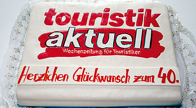 Zu den Jubiläumsgeschenken für das ta-Team gehörte auch eine Torte - überreicht von der Agentur BZ Comm.