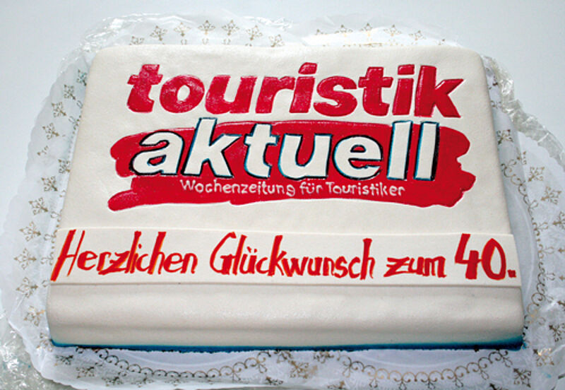 Zu den Jubiläumsgeschenken für das ta-Team gehörte auch eine Torte - überreicht von der Agentur BZ Comm.