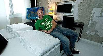 Olympiasieger Robert Harting in der von ihm gestalteten Suite