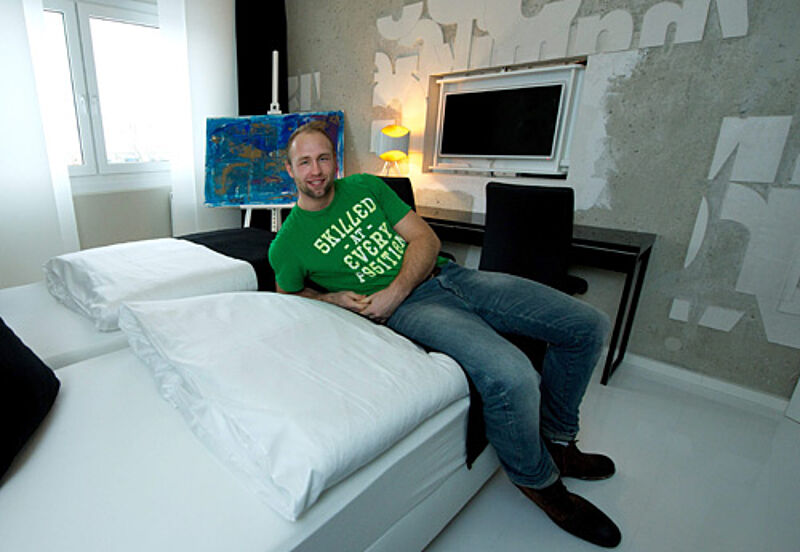 Olympiasieger Robert Harting in der von ihm gestalteten Suite
