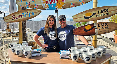 Kündigen stabile Provisionen an: Vertriebschef Mario Krug und Lisa Borgers aus dem Reisebüro-Service-Center von LMX Touristik in Leipzig. Foto: LMX Touristik