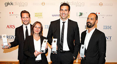DER-Marketing-Chef Andreas Herzog (zweiter von rechts) mit den Erfindern der Kampagne von Saint Elmos bei der Preisverleihung in Berlin