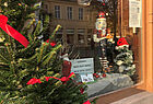 Weihnachtsbaum im und vor dem Büro: TUI Travel Star Reisebüro Globus in Neuruppin