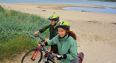 Mit dem Trekking-Rad am Strand von Ballycastle