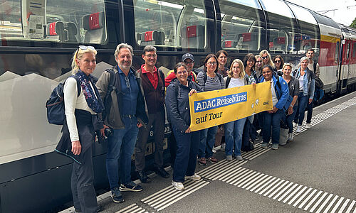 Gruppenbild mit Zug: Nach der Fahrt mit dem Gotthard Panorama Express. Foto: rie