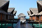 Golfcarts bringen die Gäste zu den Wasservillen im Adaaran Prestige Ocean Villas