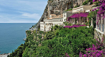 Hoch über der Amalfiküste thront das Anantara Grand Hotel Convento di Amalfi