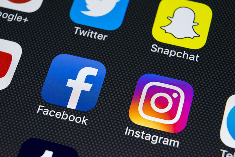Die Icons von Facebook und Instagram auf einem Smartphone-Display in Nahaufnahme