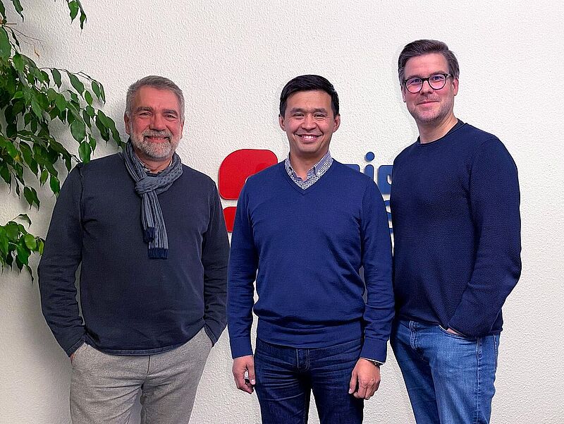 Saßen am Verhandlungstisch: Carsten Okkens, bisheriger Inhaber und Geschäftsführer von Schnieder Reisen, und die Lernidee-Geschäftsführer Nurlan Mukash sowie Felix Willeke (v.l.n.r.). Foto: Lernidee