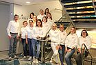 Viele Menschen im Treppenhaus eines Kreuzfahrtschiffs haben sich für ein Gruppenfoto zusammengestellt