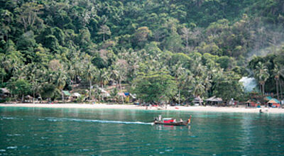 Auf Thailands zweitgrößter Insel werden Baumhäuser und Strandhütten zunehmend von Vier-Sterne-Resorts verdrängt.