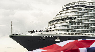 Das neueste Flottenmitglied Queen Anne unternimmt im Winter 2026/2027 eine dreimonatige Südamerika-Reise ab/bis Hamburg Bug Kreuzfahrtschiff mit britischer Flagge