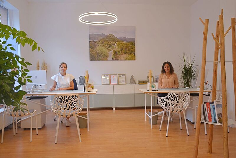 Glücklich an ihrem neuen Arbeitsplatz: Nadine Grashof (links) und Amina Brigui