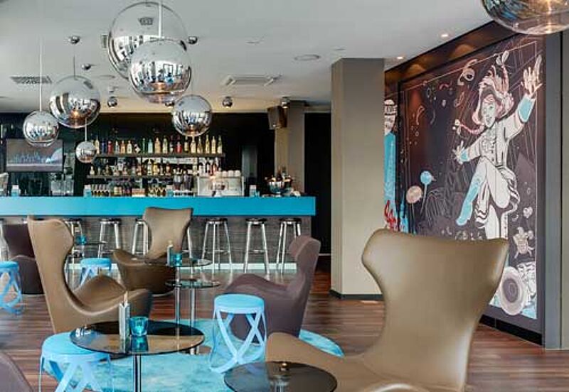 In der Lobby des Motel One Köln-Mediapark dreht sich alles um den Kölner Karneval