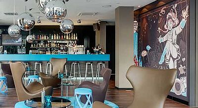 In der Lobby des Motel One Köln-Mediapark dreht sich alles um den Kölner Karneval