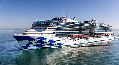 Auch die im vergangenen Oktober in Dienst gestellte Star Princess kreuzt 2027/2028 in der Karibik. Kreuzfahrtschiff Star Princess auf offener See mit blau-weißer Rumpfbemalung, Glaskuppel und Balkonkabinen bei sonnigem Wetter