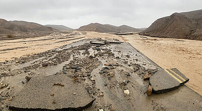 Eine zerstörte Straße im Death Valley nach den Regenfällen vom vergangenen Freitag