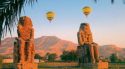 Urlaubsspaß: bei Sonnenaufgang mit dem Ballon zu den Tempeln fliegen.