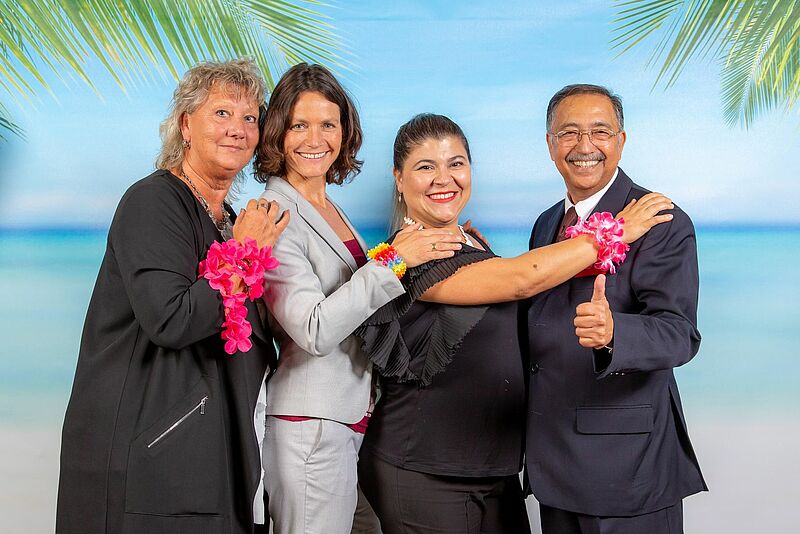 Karin Luize de Carvalho (Aruba, 2. von re) mit den AGK-Vorstandsmitgliedern (v.l) Inge Küpper, Doreen Vasicek  und Biki Khurana, Foto: David Vasicek pix123 / agkaribik