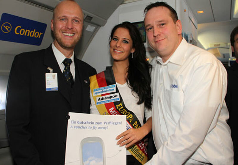 Miss Condor 2012 Sabrina Licata mit Andre Horn, Leiter Vertriebsservice Condor (rechts), und Purser Dirk Weber