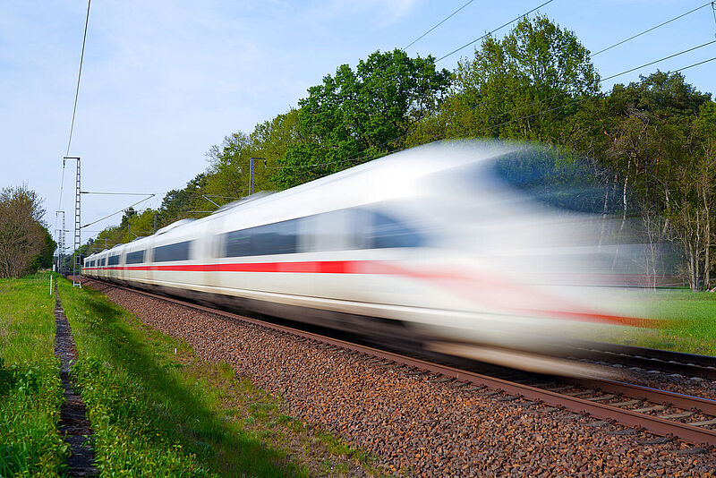 ICE der Deutschen Bahn auf Schiene Bewegungsunschärfe