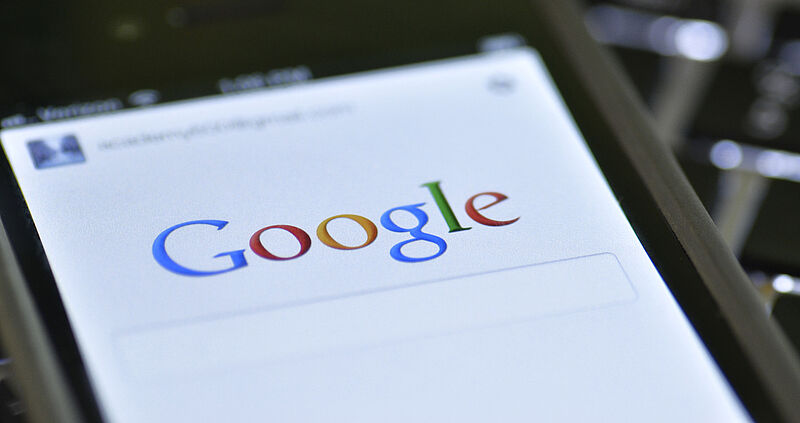 Ein Tablet auf dem die Seite von Google geöffnet ist