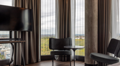 Hoch hinaus: das Radisson Blu Hotel im Porsche Design Tower Stuttgart liegt im höchsten Gebäude der Stadt. Foto: Radisson