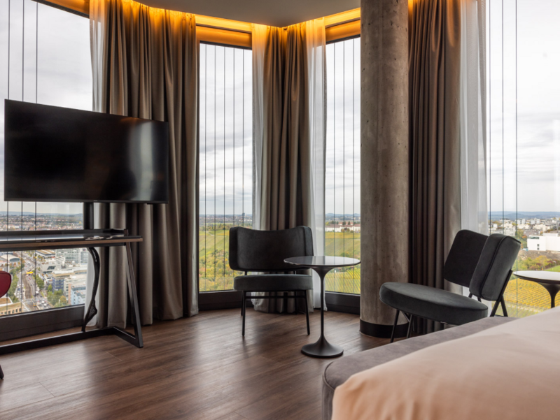 Hoch hinaus: das Radisson Blu Hotel im Porsche Design Tower Stuttgart liegt im höchsten Gebäude der Stadt. Foto: Radisson