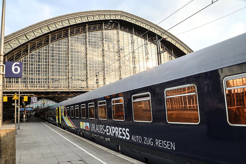 UEX-Zug am Kölner Hauptbahnhof: Das Sommerprogramm der Autoreisezüge ist jetzt buchbar. Foto: Train4you