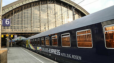 UEX-Zug am Kölner Hauptbahnhof: Das Sommerprogramm der Autoreisezüge ist jetzt buchbar. Foto: Train4you