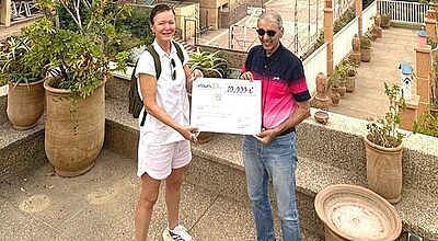 Esther Zores, lokale Repräsentantin von Vtours in Taghazout, mit Aziz Bouifraden, Präsident der l’Association Avenir Toubkal