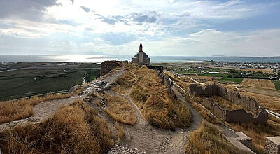 2025 neu im Programm von Ikarus sind Reisen durch die Osttürkei, hier eine Moschee auf der Burg von Van. Foto: mg Kuppel einer Moschee auf einem Berg vor der Meeresküste