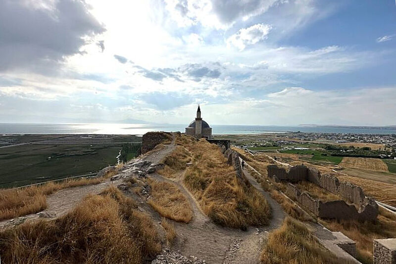 Kuppel einer Moschee auf einem Berg vor der Meeresküste